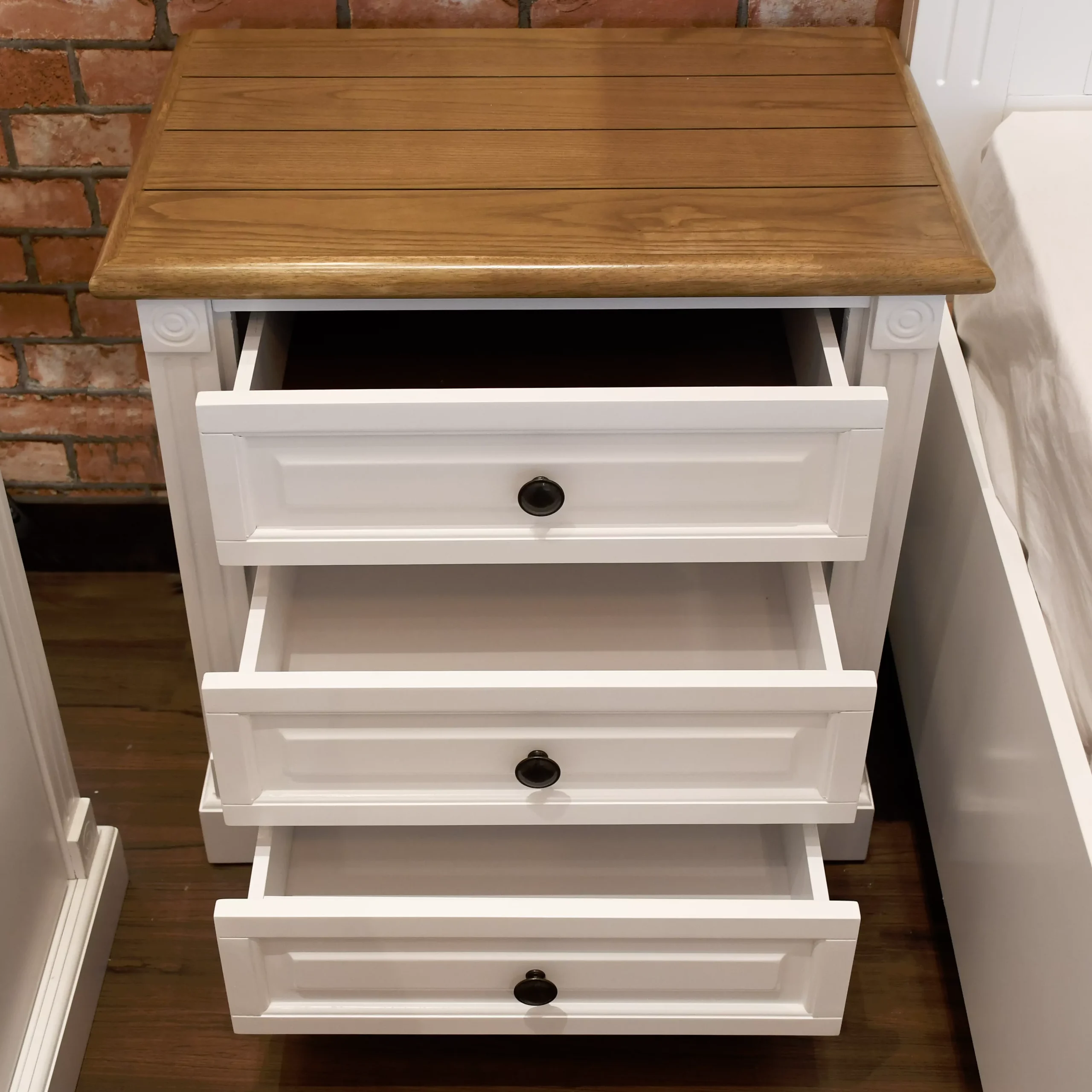 Cottage King Bed Night Stand 1 United Furniture