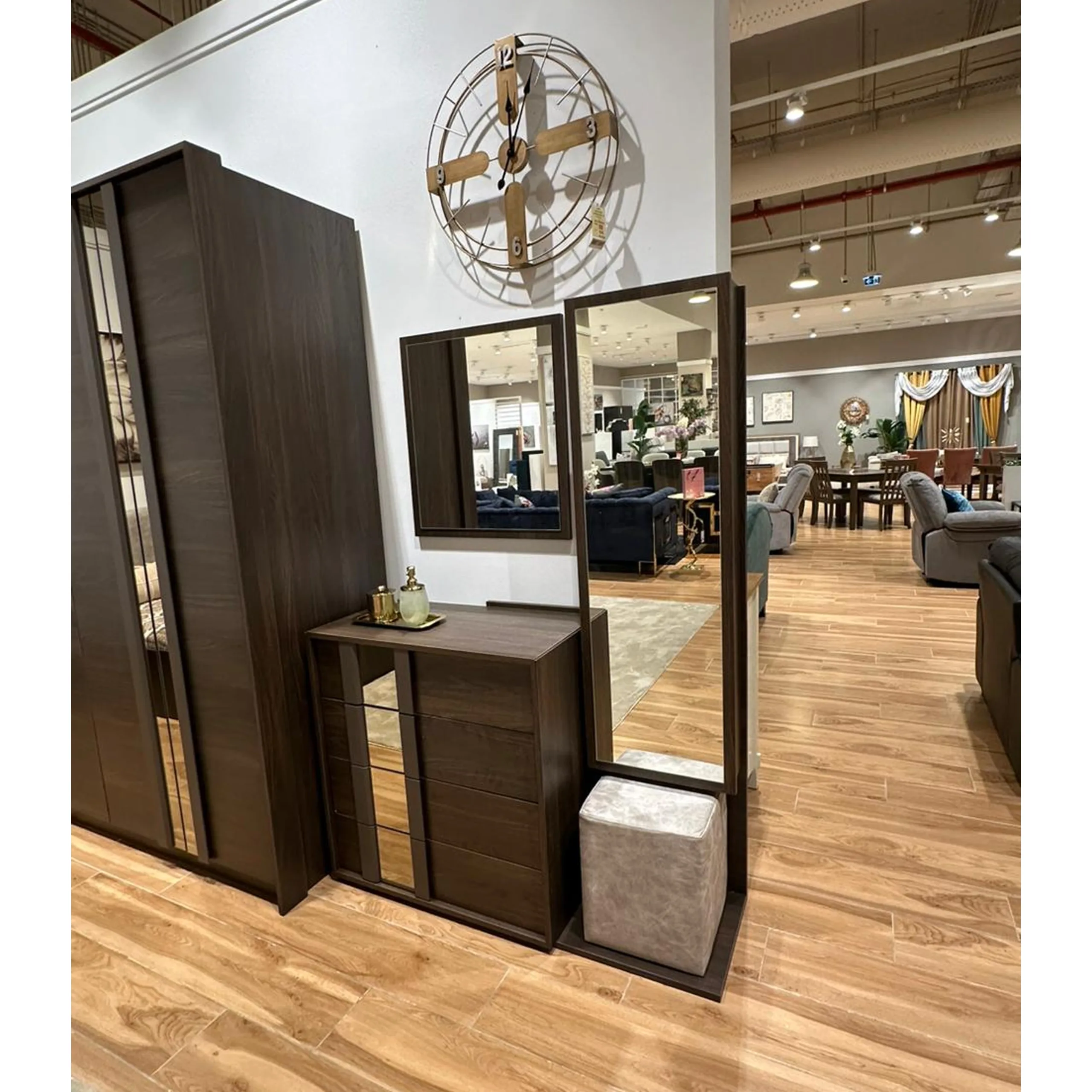 Boss Dresser Mirror Dis United Furniture