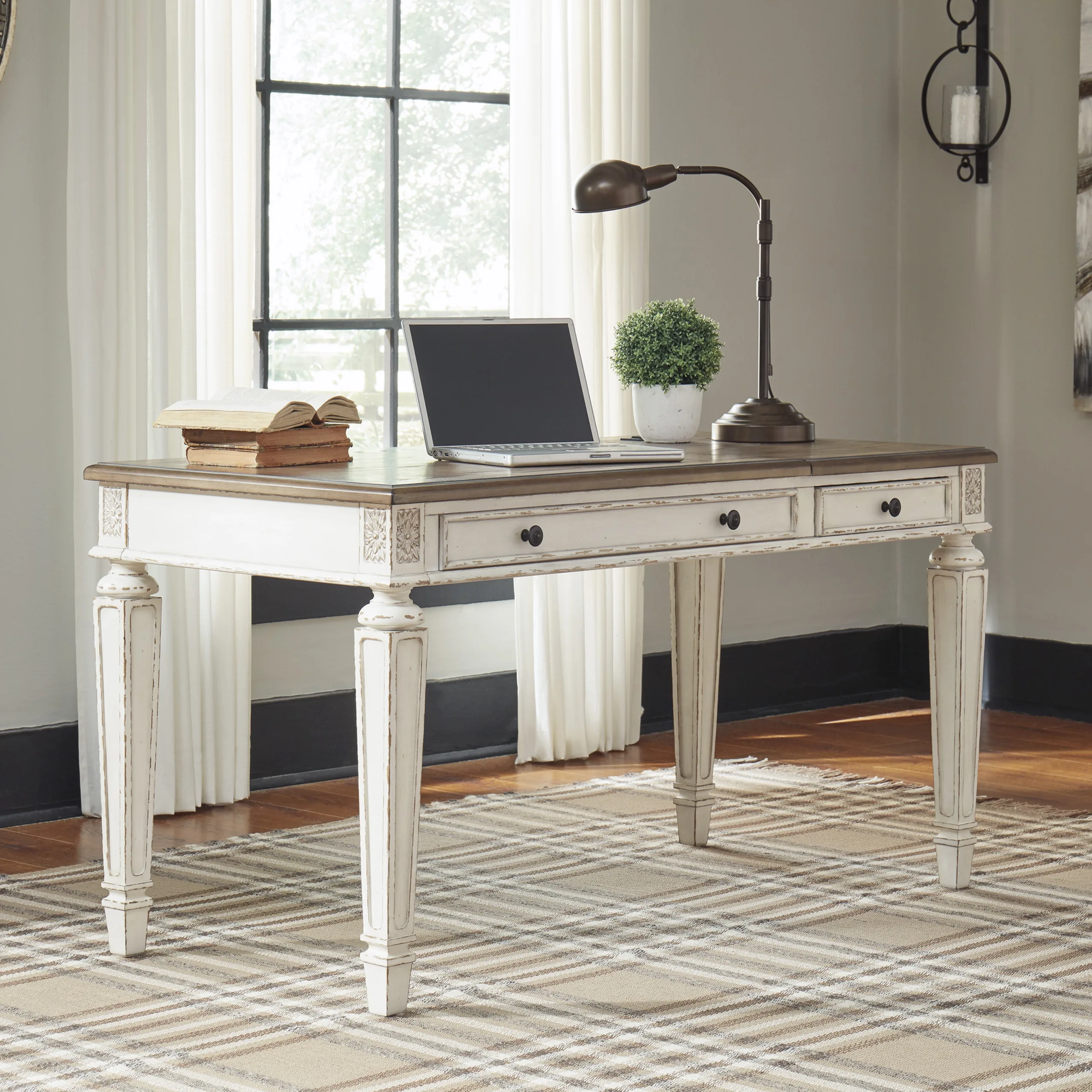 Realyn Office Desk Close2 United Furniture