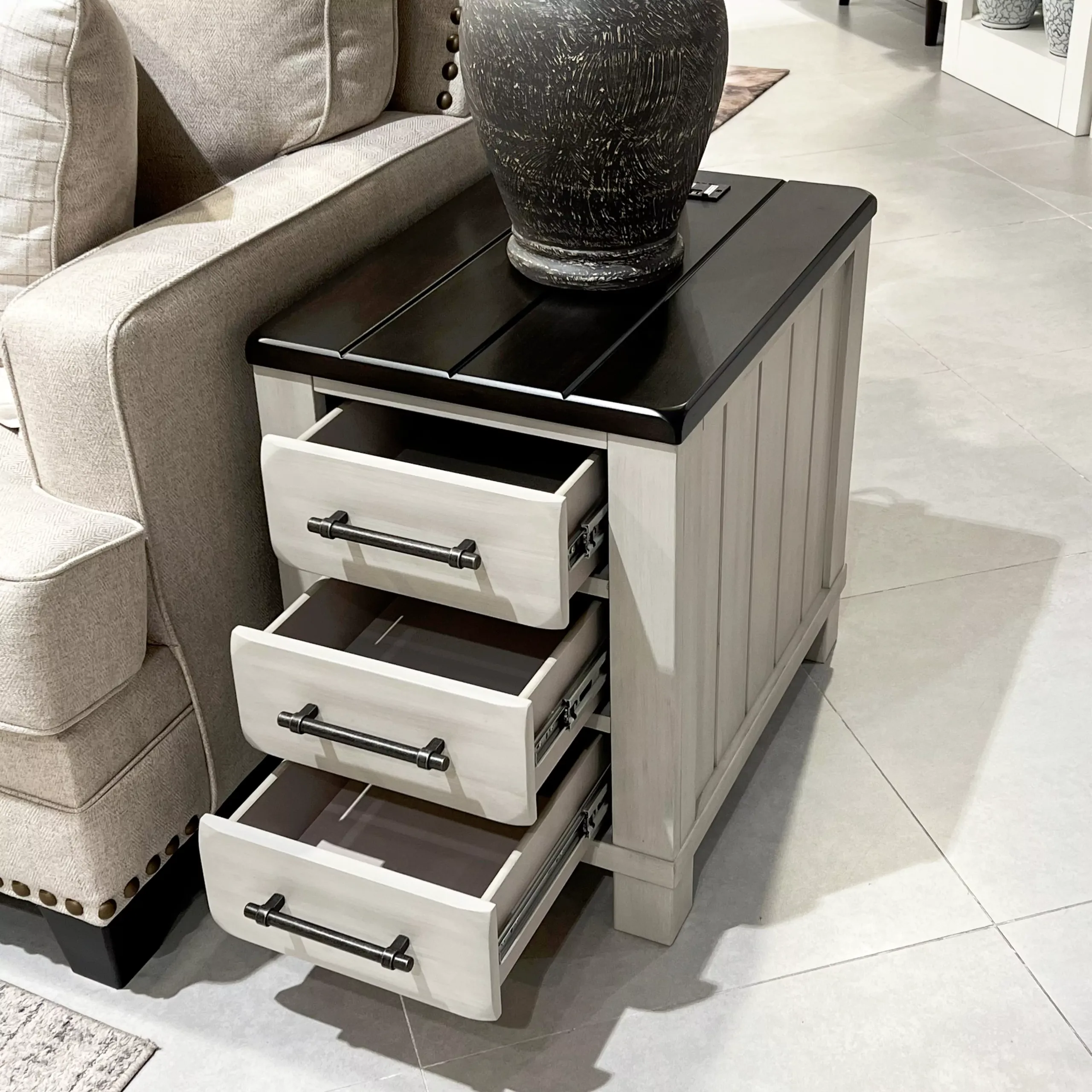 Darborn End Table Bg United Furniture