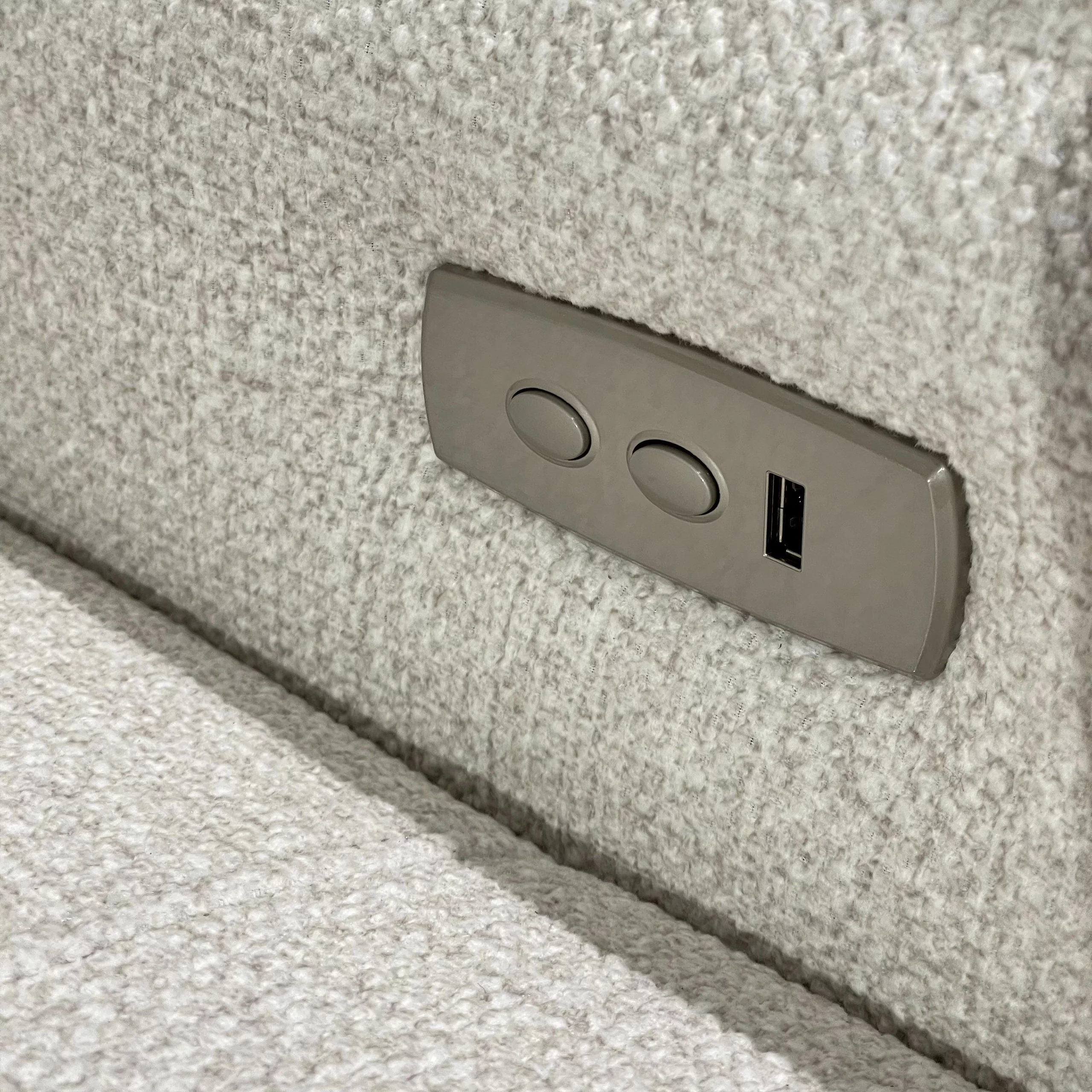 Alyeska 4seater Button United Furniture