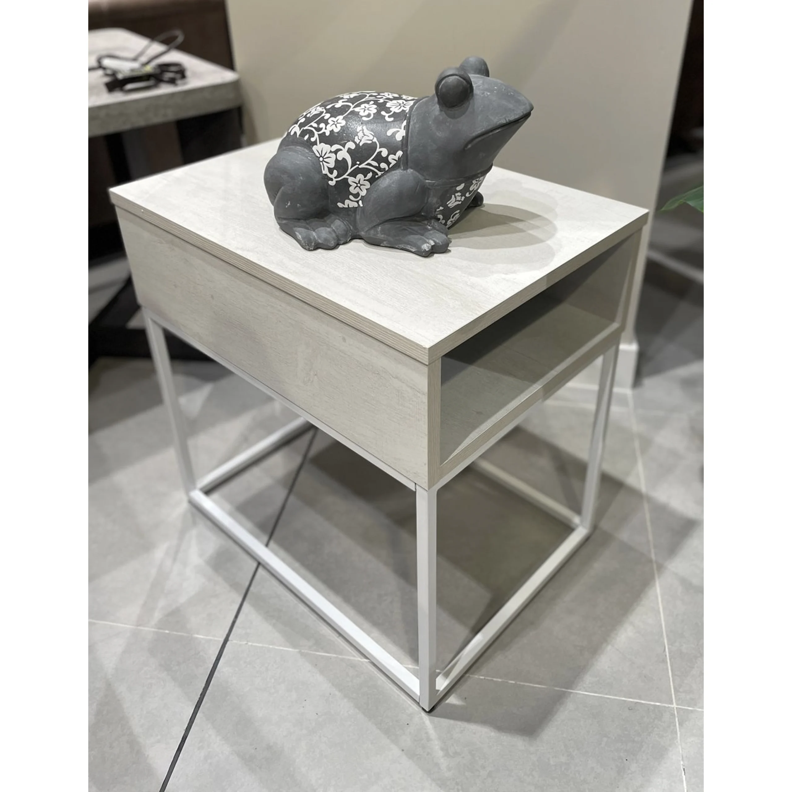 Deznee End Table Dis United Furniture