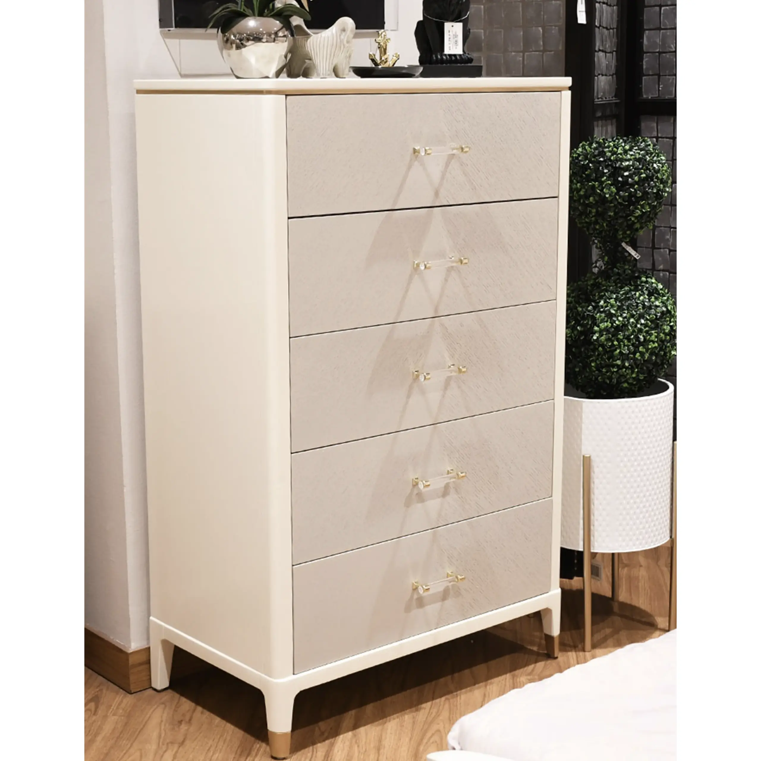 Khashab Chestofdrawers 1 United Furniture