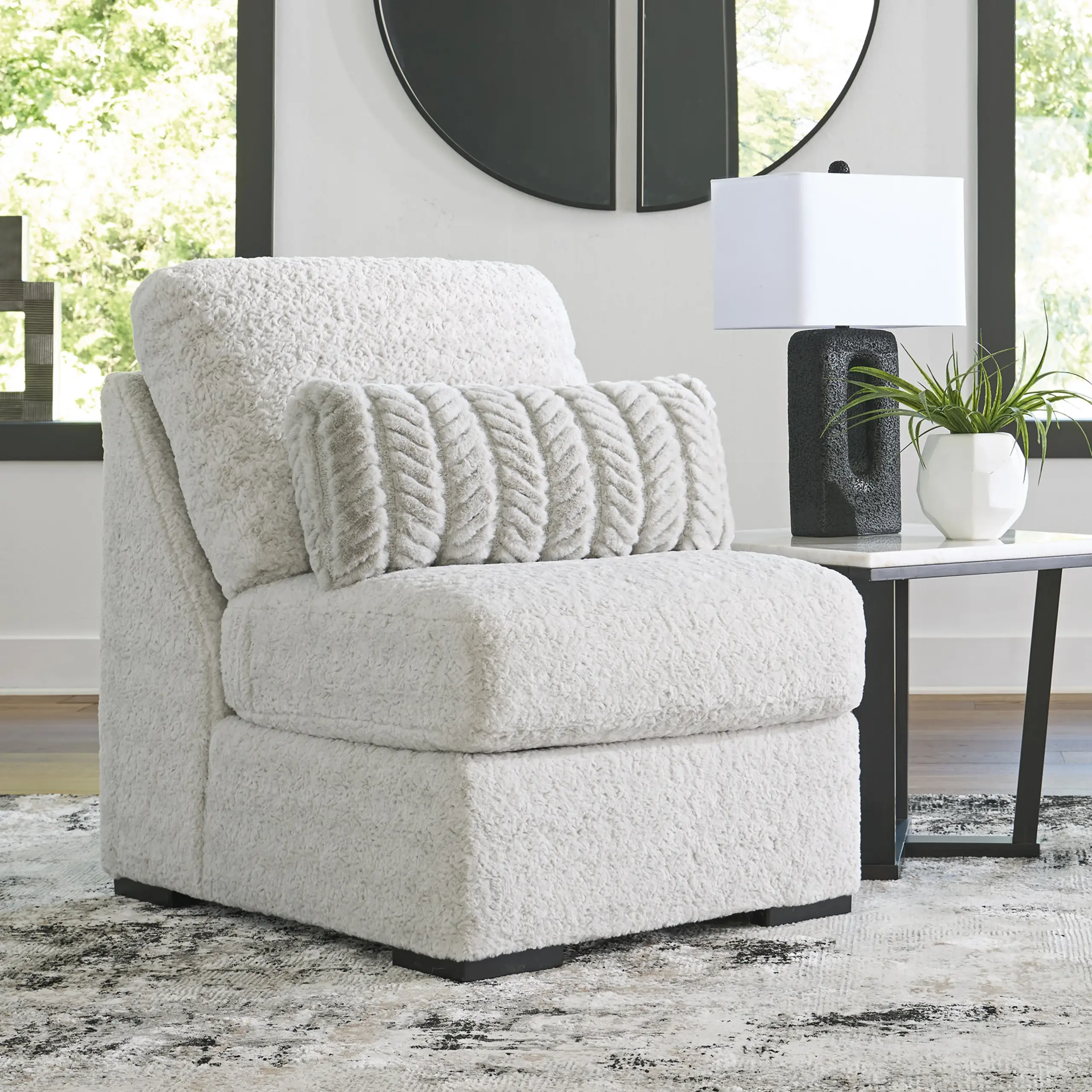 Snodoodle Armless Chair United Furniture